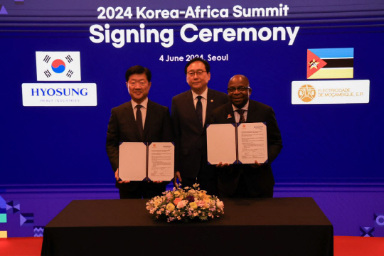 우태희(왼쪽부터) 효성중공업 대표가 정인교 산업통상자원부 통상교선본부장, 마르셀리노 알베르토 모잠비크 국영 전력청(EDM) 최고경영자와 4일 서울 강남구 인터컨티넨탈 서울 코첵스 호텔에서 열린 '2024 한-아프리카 비즈니스 서밋'에서 기념사진을 찍고 있다. 효성 제공.